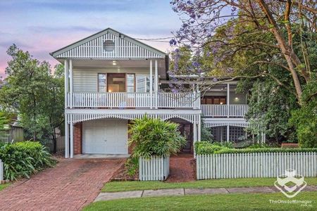 Furnished four bedrooms house at front of Park, Heart of Toowong - Photo 2
