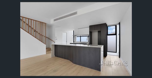 Modern, Stylish & Centrally Positioned Townhouse in Bentleigh East - Photo 1