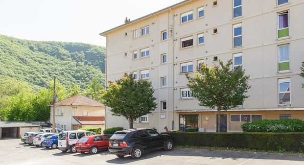 Appartement composé de 3 chambres fermées, situé dans le centre de Fumay - Photo 1