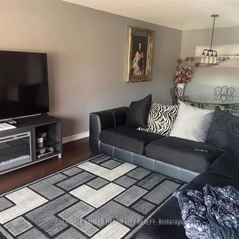 8 MAPLEHURST SQUARE - Photo 1