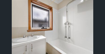 **REGISTER TO INSPECT VIA REALESTATE.COM.AU LINK & PHOTO ID MUST BE PROVIDED AT ENTRY, WHEN VIEWING ALL RENTAL PROPERTIES WITH BARRY PLANT FRANKSTON** - Photo 5