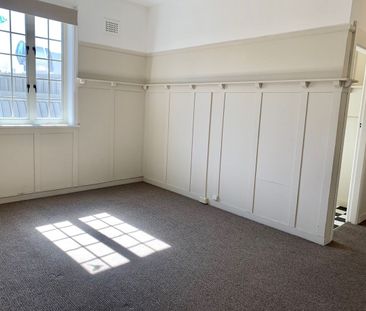 FANTASTIC ONE BEDROOM INNER CITY APARTMENT - Photo 2