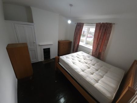 5 Bed Semi-Detached House, Hoylake Road, W3 - Photo 2