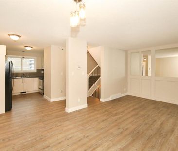 Beautiful 3 Bedroom Townhouse in Riverside Meadows - Photo 2