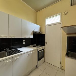 Renovated and Spacious 2-Bedrooms Granny Flat with Solar Panels - Photo 3