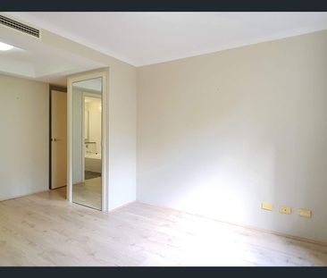 Spacious Mirvac Apartment close to everything - Photo 4