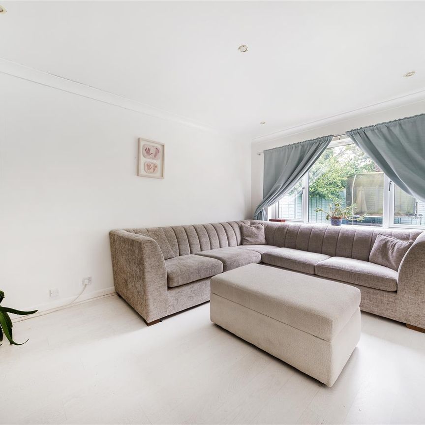 5 bedroom house - detached - Photo 1