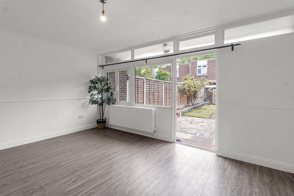 4 bedroom terraced house to rent - Photo 1