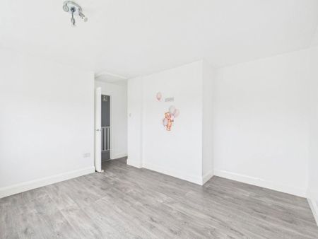 4 bedroom semi-detached house to rent - Photo 5