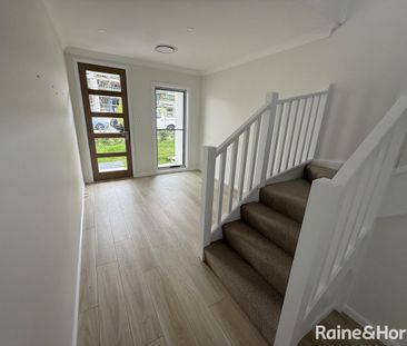 Modern Five-Bedroom Family Home - Photo 2