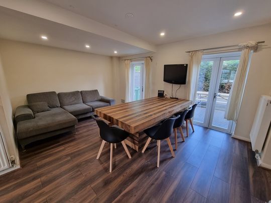 9 Bed Student Accommodation - Photo 1