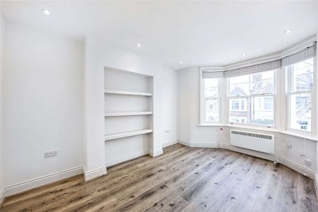 A modern three double bedroom, two bathroom flat located in the heart of Balham - Photo 3