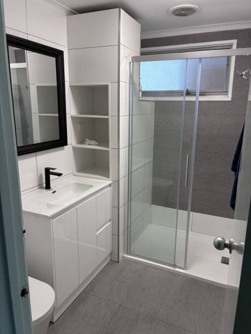 Fully Furnished & Fully Bedded Home in Prime Richmond Location - Photo 2