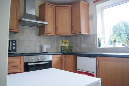 2 bedroom terraced house to rent - Photo 4