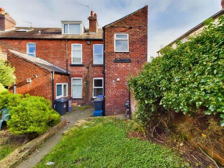 3 bedroom end of terrace house to rent - Photo 3