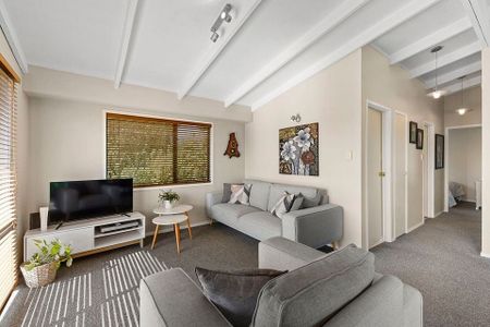 Sunny & Cozy 2-Bedroom Home! Super Convenient Loca - Photo 2