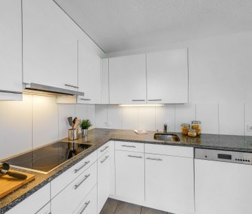 Bright apartment in an inviting family neighborhood! - Photo 3