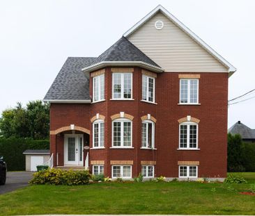 Libre ! Haut De Triplex 5 1/2 Rénové - Photo 2