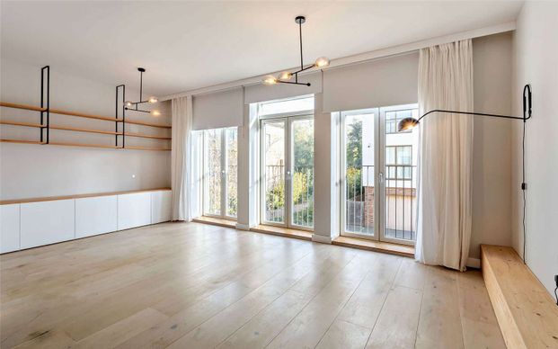 Spacious three-level town house with garage and off-street parking - Photo 1