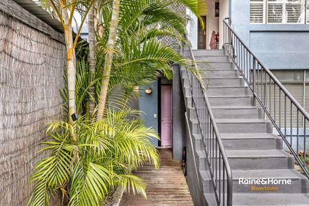 Charming Art Deco apartment in small complex of four. - Photo 2