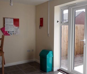 4 bedroom semi-detached house to rent - Photo 1