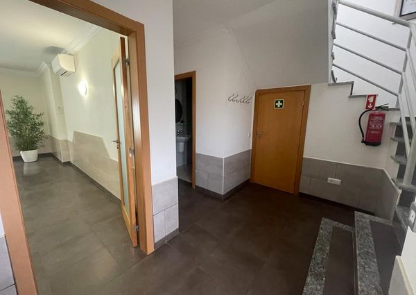 Excelente moradia V3 com Piscina localizada em Albufeira na zona das Ferreiras.
