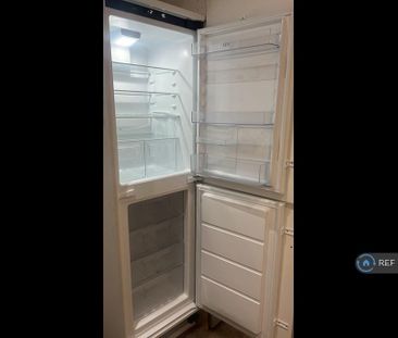 1 bedroom in a flat share to rent - Photo 6