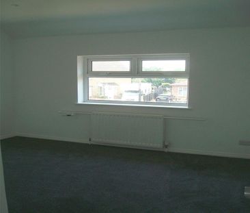 3 bedroom end of terrace house to rent - Photo 1
