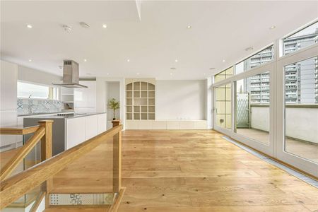 A two bedroom duplex apartment with private terrace, concierge and lift. - Photo 4
