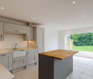 4 bedroom semi-detached house to rent - Photo 4