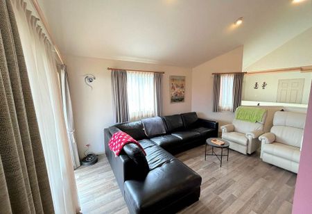 Beautiful 4 Bedroom House in Blockhouse Bay - Photo 4