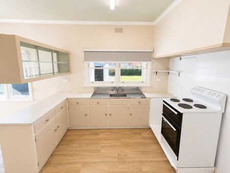 3 BEDROOM HOME IN PRIME LOCATON - Photo 4