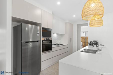 EXECUTIVE FAMILY HOME WITH DUCTED AIR-CON - Photo 5