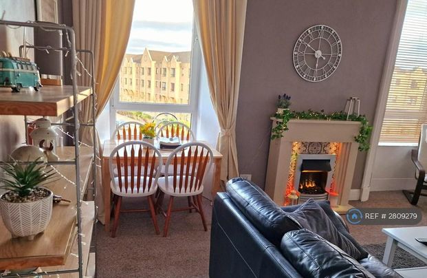 1 bedroom in a flat share to rent - Photo 1