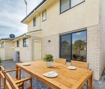 Double storey townhouse a stone's throw from Lake Illawarra - Photo 4