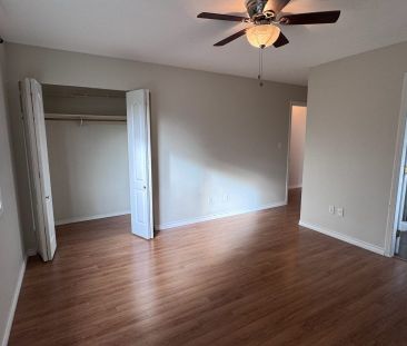 Central – 3 bed, 2 bath top floor unit in four-plex - Photo 3