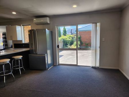 Charming 3BR Home by Hamilton Lake - Photo 3