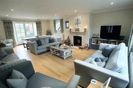 5 bedroom detached house to rent - Photo 3