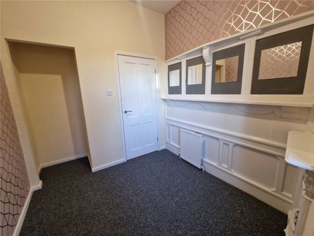 Moor End Lane, Dewsbury, West Yorkshire, WF13 - Photo 3