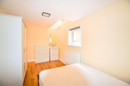 3 bedroom flat to rent - Photo 3
