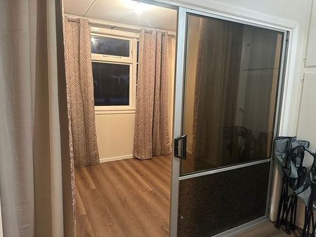 Clean tidy home new flooring new relocated house - Photo 2