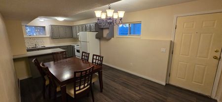 Lower 3 bedroom 2 bath unit - Photo 2
