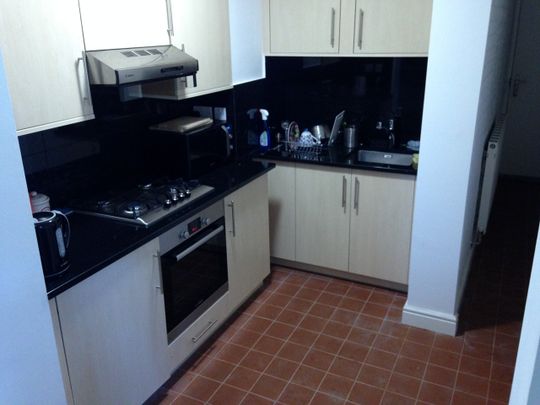 Bedsit, Very Near South Side The Common Area, W5 - Photo 1