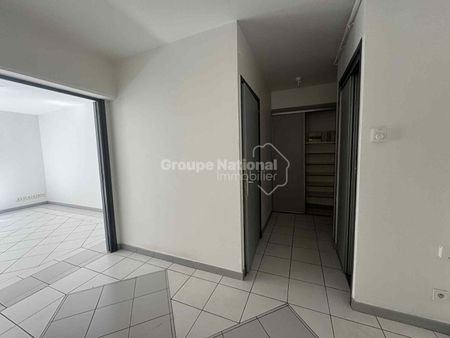 T3 AVEC PARKING EN CENTRE-VILLE, - Photo 2