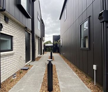 Beautiful 2-Bedroom in Te Atatu Peninsula - Photo 1
