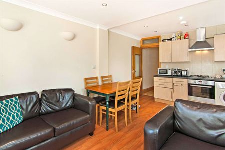 Three bedroom ground floor flat with a patio garden. - Photo 3