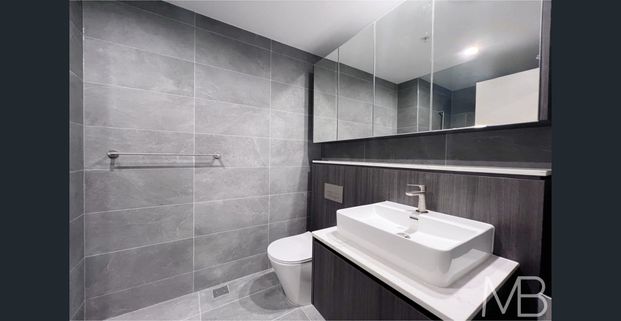 NEARLY NEW APARTMENT WITH GYM FACILITIES, CLOSE TO HOMEBUSH STATION - Photo 1