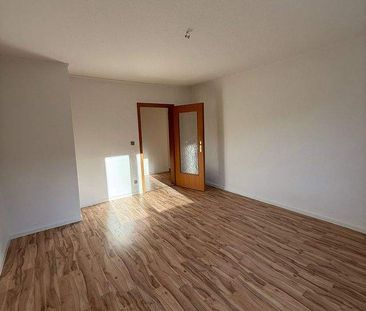 Wohnen im Grünen - 3 Raum Wohnung Hartenstein ab 05/2025 zu vermieten - Photo 1