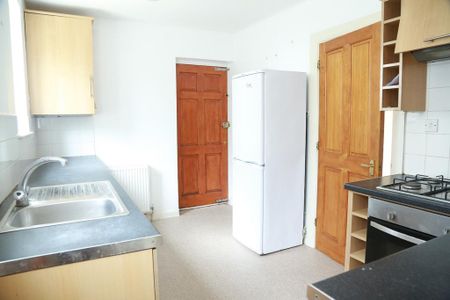 3 bedroom semi-detached house to rent - Photo 2