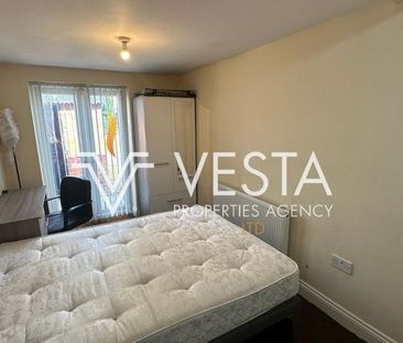 4 bedroom terraced house to rent - Photo 6